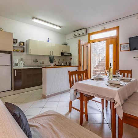 2 Bedroom Stunning Apartment In Rovinj Eksteriør billede