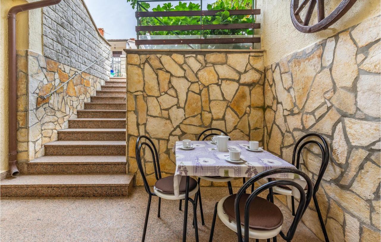 2 Bedroom Stunning Apartment In Rovinj Eksteriør billede