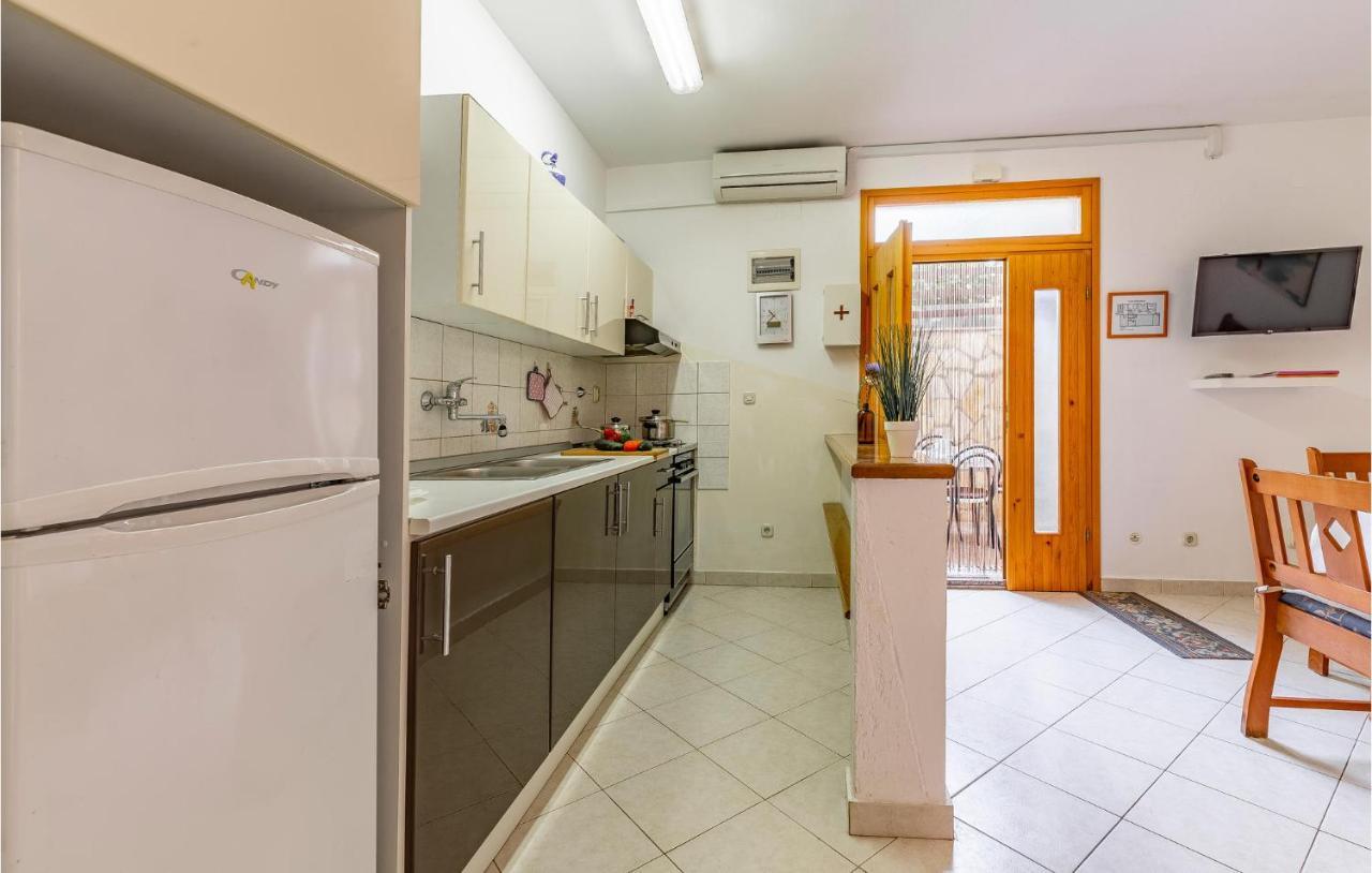 2 Bedroom Stunning Apartment In Rovinj Eksteriør billede