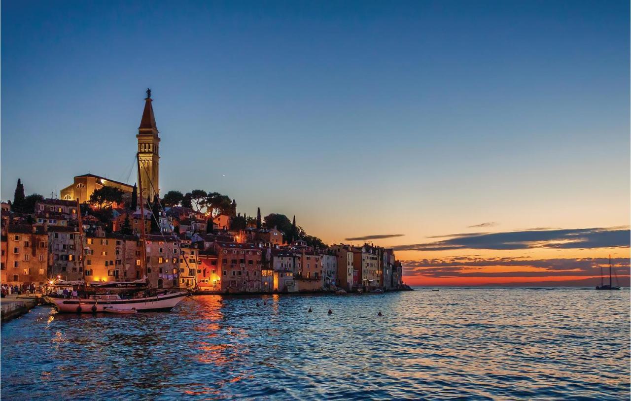 2 Bedroom Stunning Apartment In Rovinj Eksteriør billede