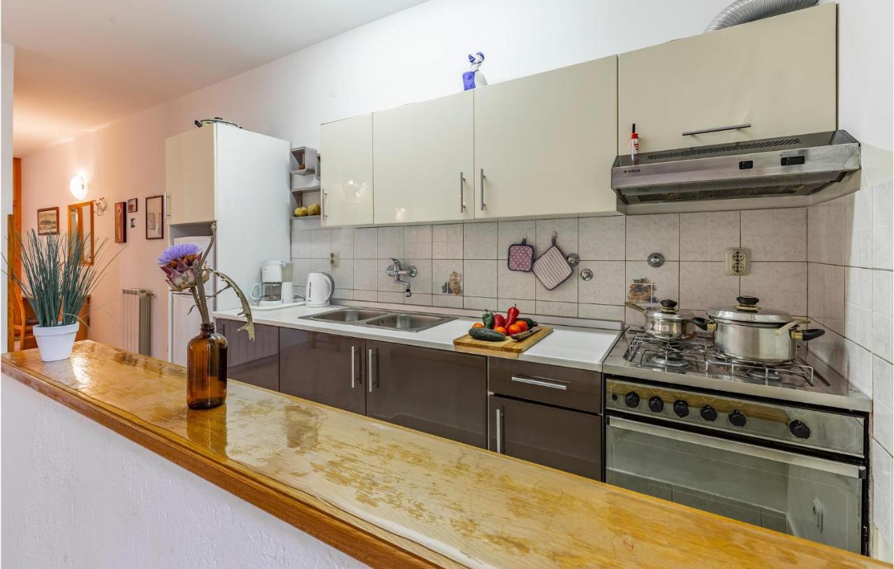 2 Bedroom Stunning Apartment In Rovinj Eksteriør billede