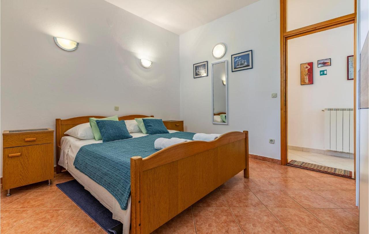 2 Bedroom Stunning Apartment In Rovinj Eksteriør billede