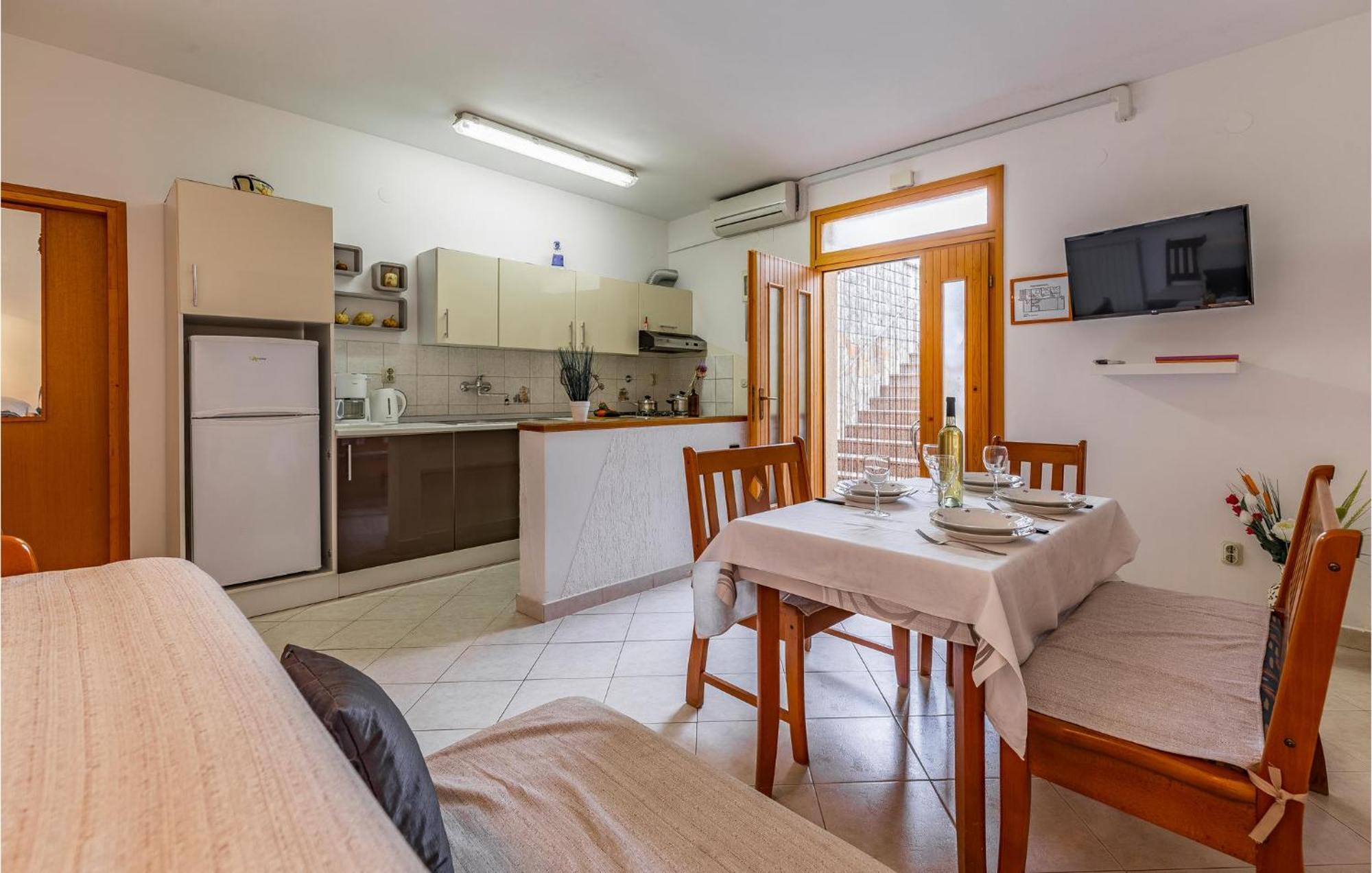 2 Bedroom Stunning Apartment In Rovinj Eksteriør billede
